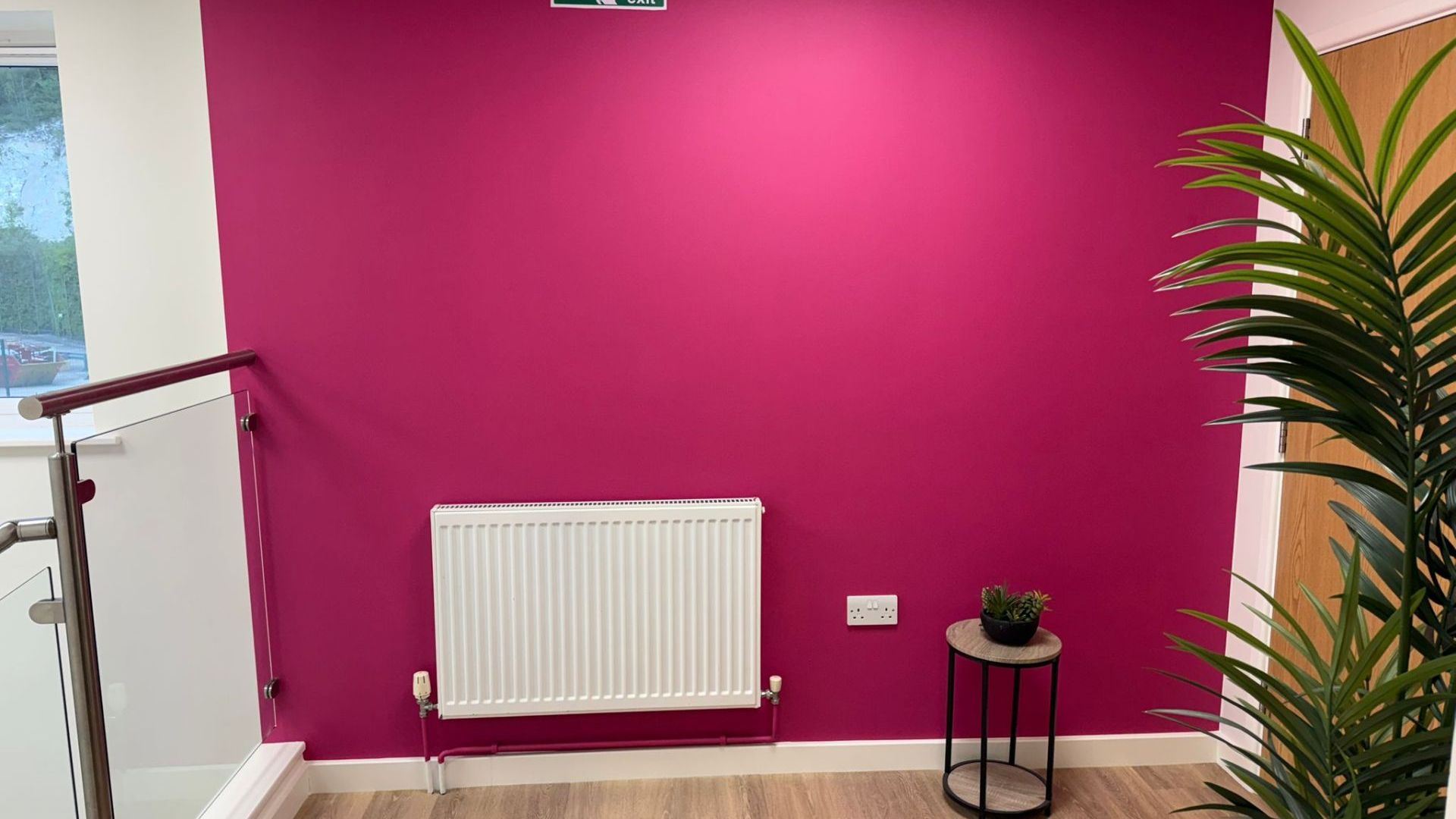 landing painting decoration magenta 