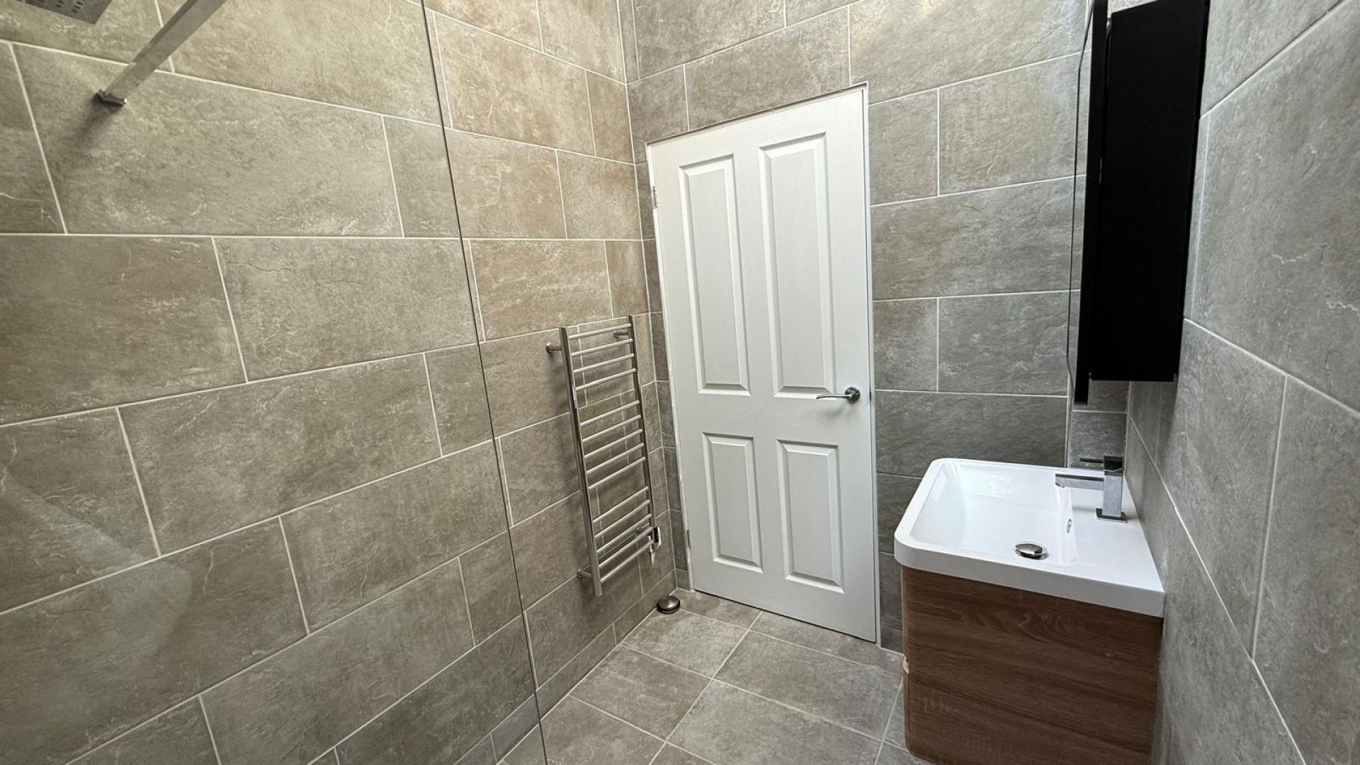 Bathroom hi-spec 
