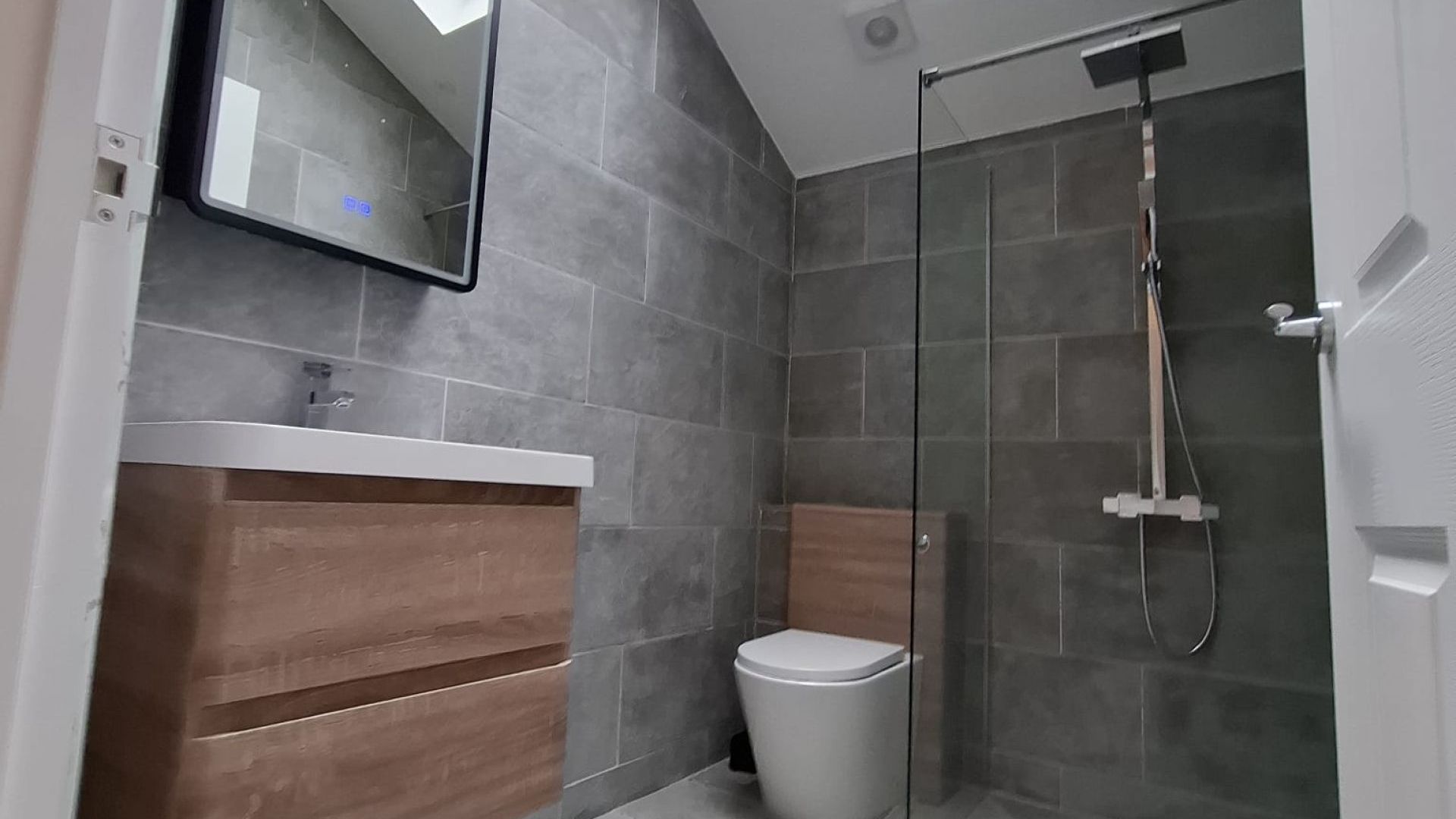 bathroom hi-spec 
